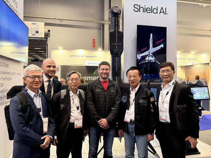 翁章梁率團參訪波蘭MSPO國防工業展 鏈結國際無人機產業合作