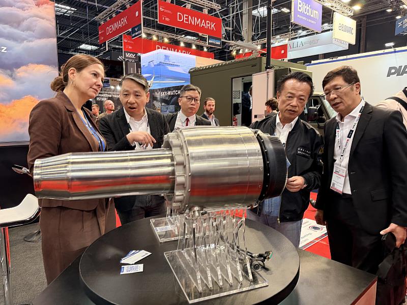 翁章梁率團參訪波蘭MSPO國防工業展 鏈結國際無人機產業合作