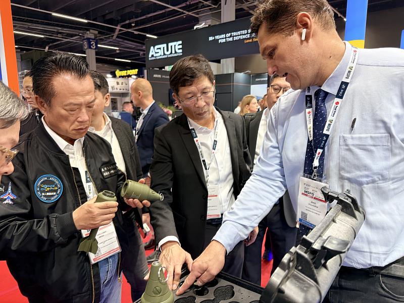 翁章梁率團參訪波蘭MSPO國防工業展 鏈結國際無人機產業合作