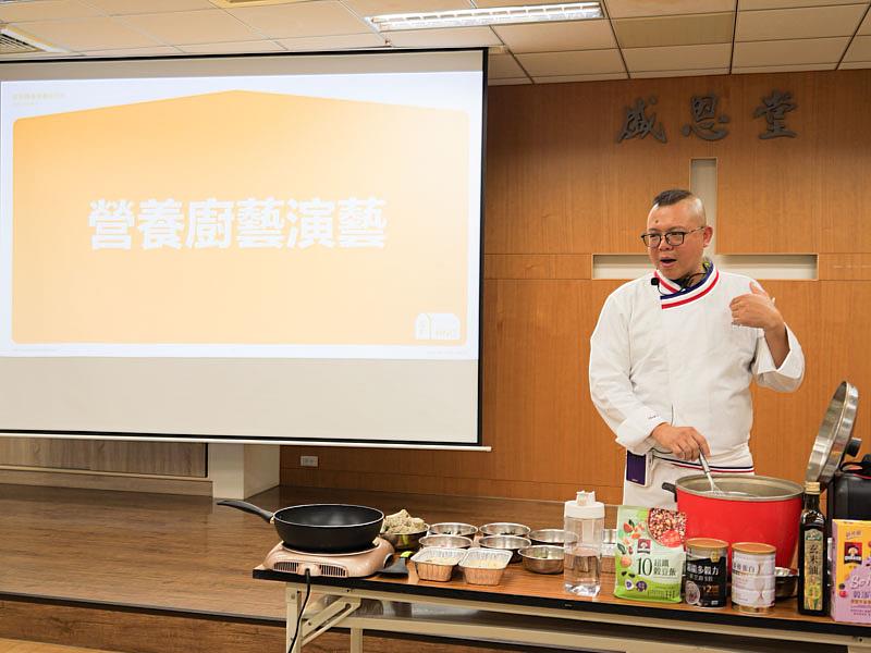「營養廚藝演藝」邀請貓空阿義師示範樂齡健康料理,簡單的手法,讓門諾基金會家庭照顧者們看得懂、學得會。