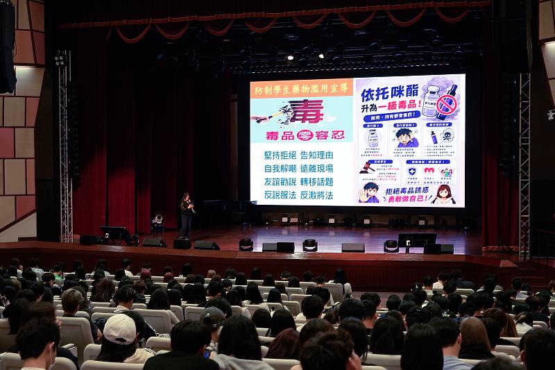 世新大學生輔組於新生始業輔導加強反毒宣導,提醒學生提高警覺,清楚拒絕、不碰不拿。(世新大學提供)