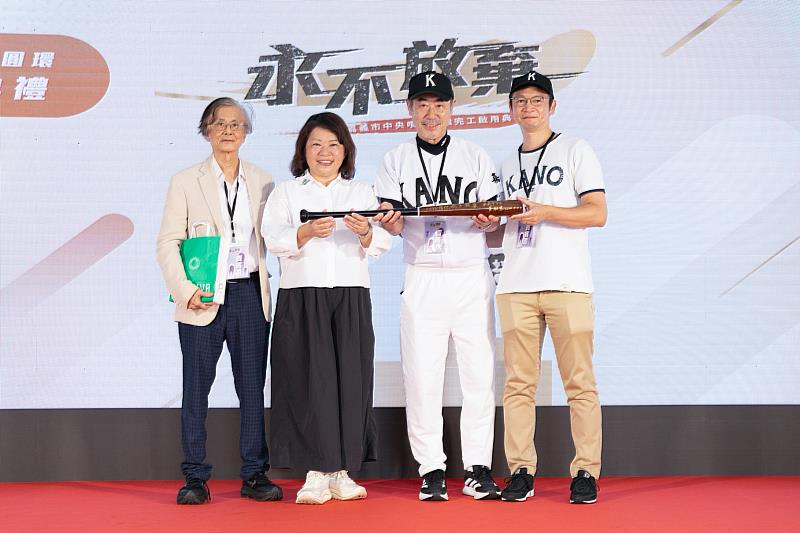 黃敏惠市長與原創雕塑家蒲浩明先生(左1),及KANO傳奇投手吳明捷次子崛川盛邦先生(右2)合影