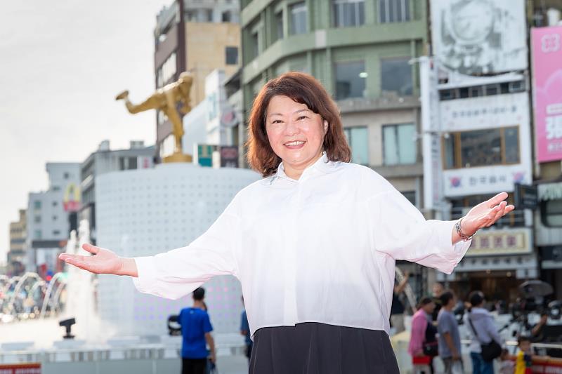 黃敏惠市長與中央噴水圓環合影