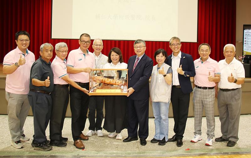 蘭潭國中校友會致贈黃瑞仁院長紀念品