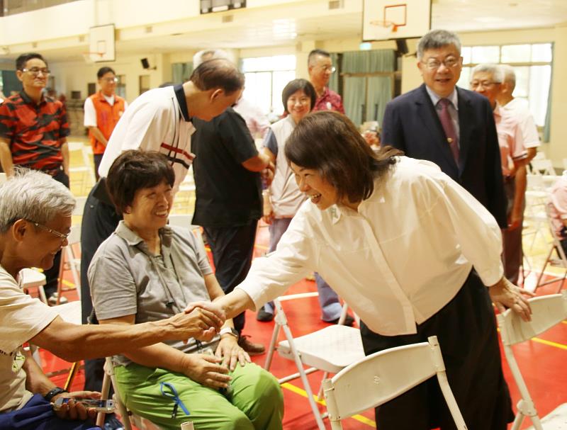 黃敏惠市長與現場市民朋友熱情寒暄