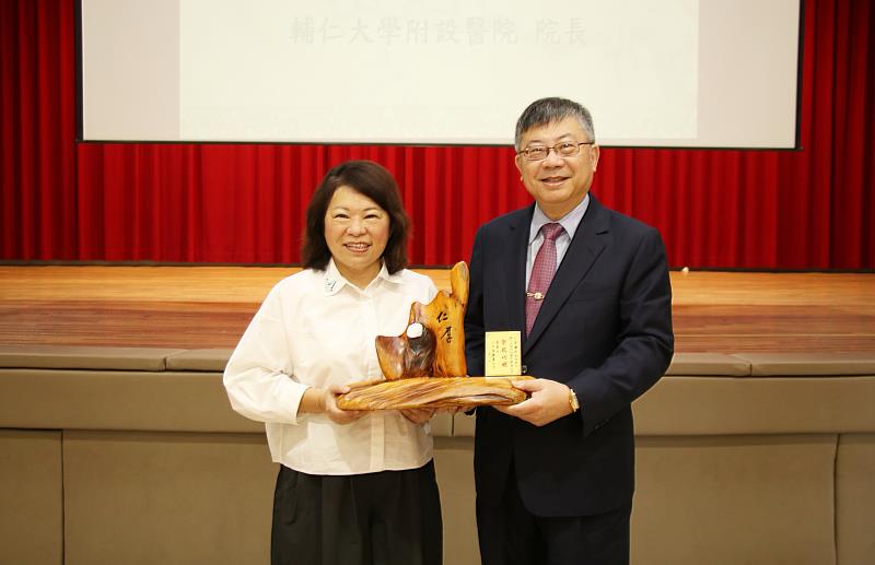 黃敏惠市長致贈黃瑞仁院長紀念品