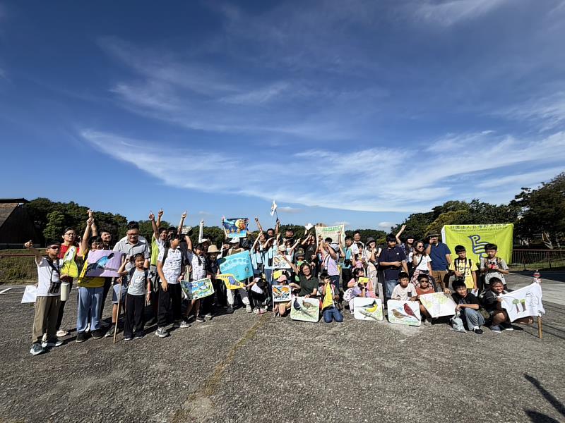 林業及自然保育署臺中分署、社團法人台灣野鳥協會及10隊參賽隊伍的大小朋友,齊聚東勢林業文化園區,展開精彩的賞鳥大賽