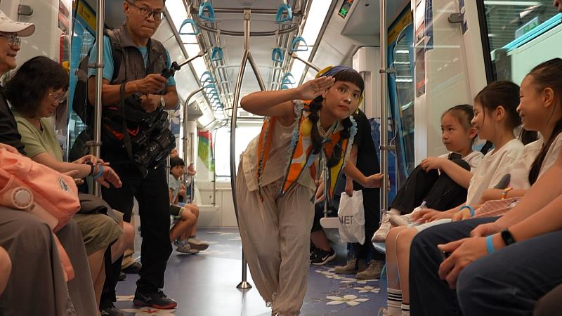 捷運車廂變身藝術舞台