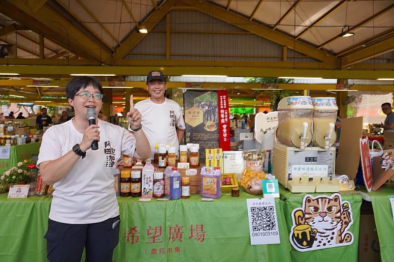 農業部生物多樣性研究所林育秀副研究員為各位介紹每位農友的「友善石虎」特色產品。
