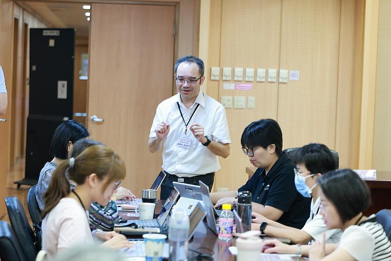 課程以工作坊的形式分組進行，由講師群逐一指導與學員交流，更能增進對AI的理解與運用。