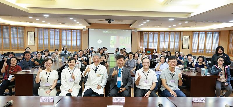 12日於花蓮慈院舉辦醫事人員東區種子師資培訓課程，宜花東三縣醫事人員利用周末共同研習AI導入醫療韌性與教學情境。前排左起花蓮慈院教學部葉秀真副主任、教學部朱紹盈主任、陳宗鷹副院長、臺北醫學大學吳明順副教授、臺北市立萬芳醫院醫學檢驗科黃俊凱組長、蔡翰霆職能治療師。