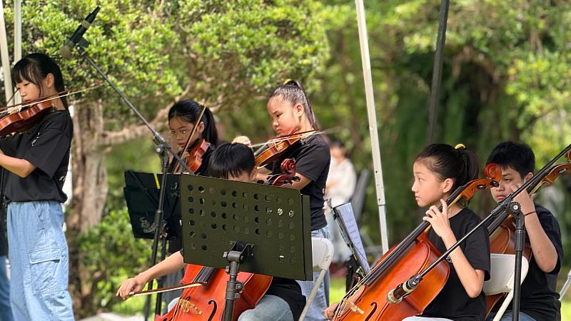 吉安國小弦樂團表演