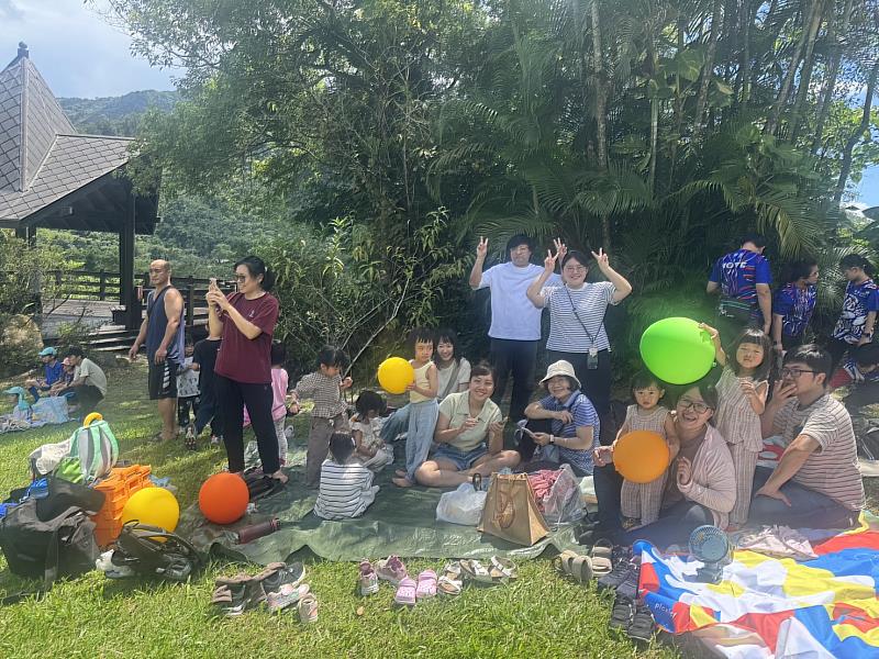 民眾席地而座,欣賞森林音樂會。