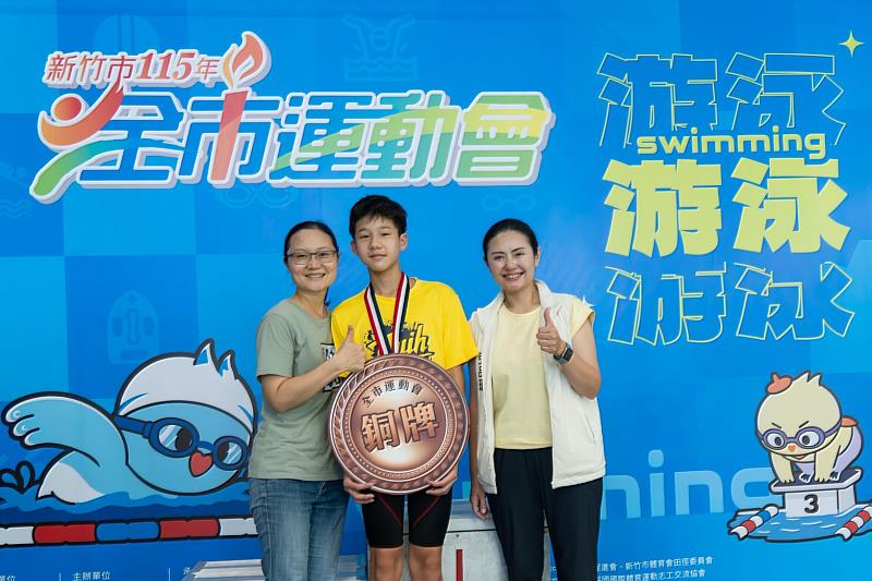 教育處張品珊副處長頒獎給得獎選手。