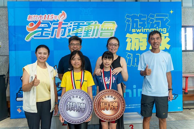 教育處張品珊副處長頒獎給得獎選手。