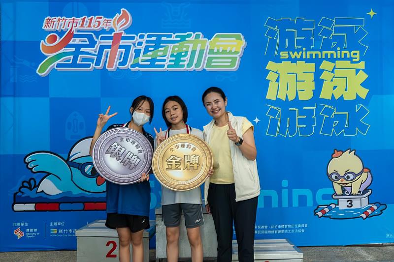 教育處張品珊副處長頒獎給得獎選手。