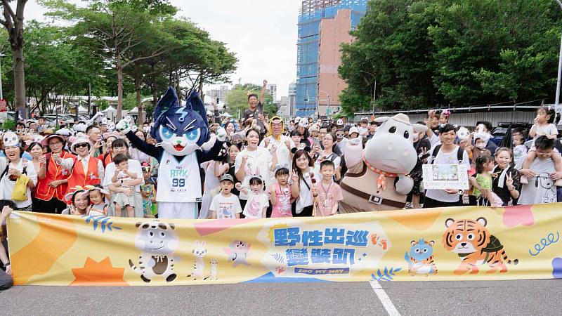 新竹動物園「野性出巡變裝趴」盛大登場,高虹安市長與千人踩街同歡。