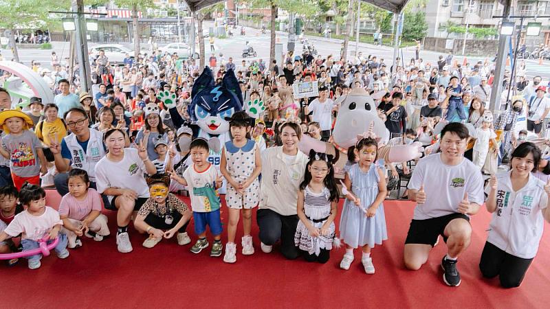 新竹動物園「野性出巡變裝趴」盛大登場,高虹安市長與千人踩街同歡。