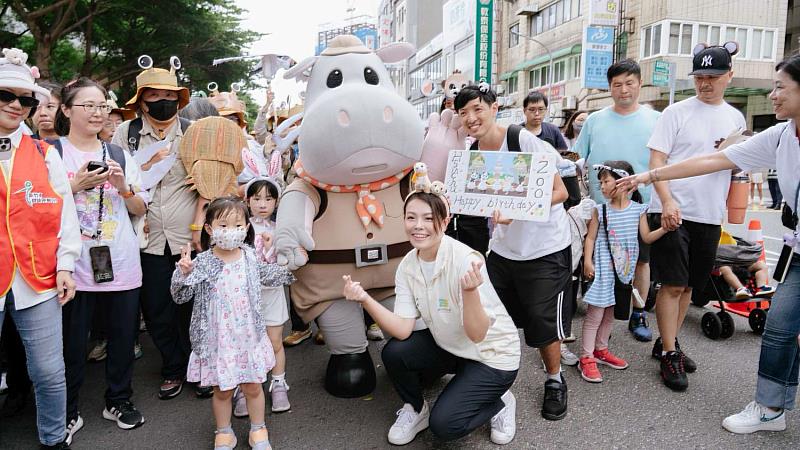 新竹動物園「野性出巡變裝趴」盛大登場,高虹安市長與千人踩街同歡。