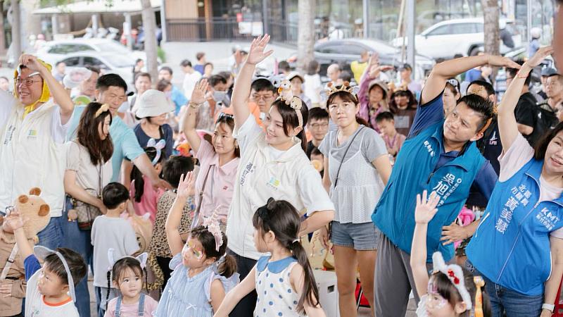 新竹動物園「野性出巡變裝趴」盛大登場,高虹安市長與千人踩街同歡。