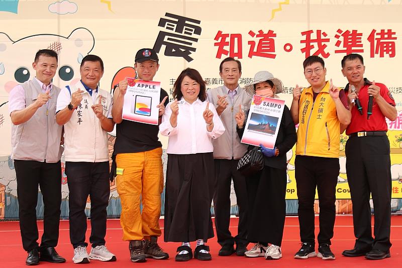 與摸彩中獎民眾合照