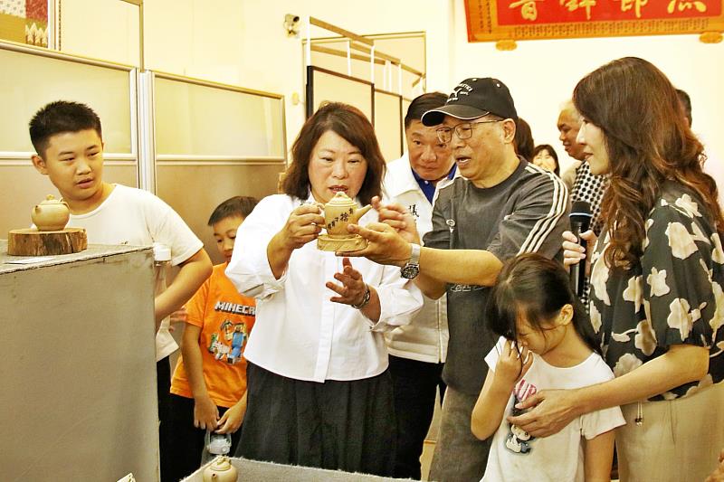 向黃敏惠市長介紹作品