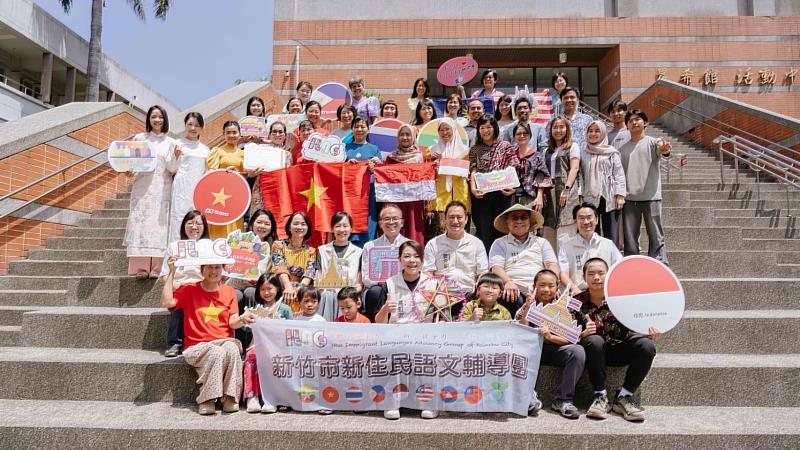 市長高虹安與新住民語文教師大合照。