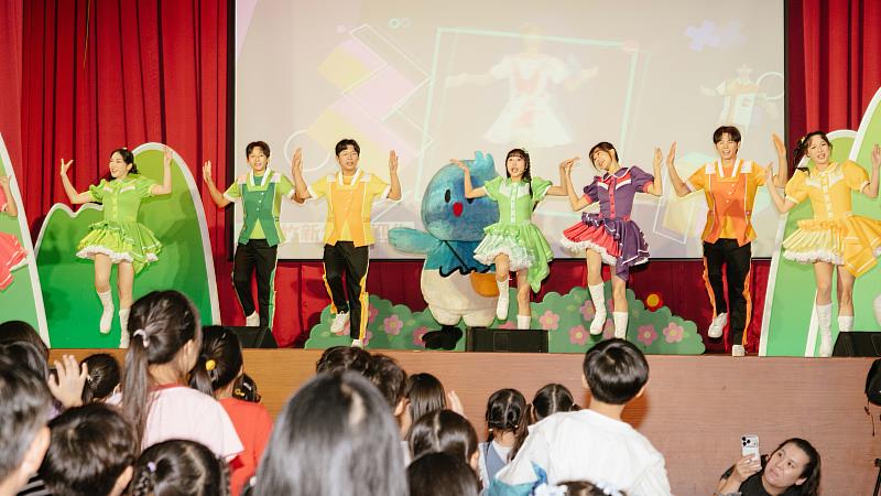 吉祥物皮卡、YOYO家族與現場大小朋友唱跳互動。