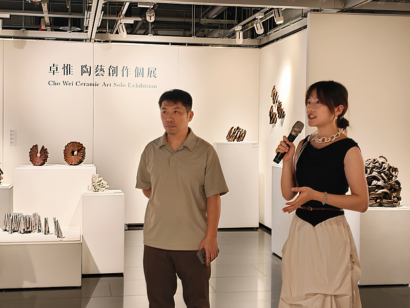 卓惟介紹《低語》系列作品，從年輕世代的視角出發，分享作品如何回應當代生活與內在感受。