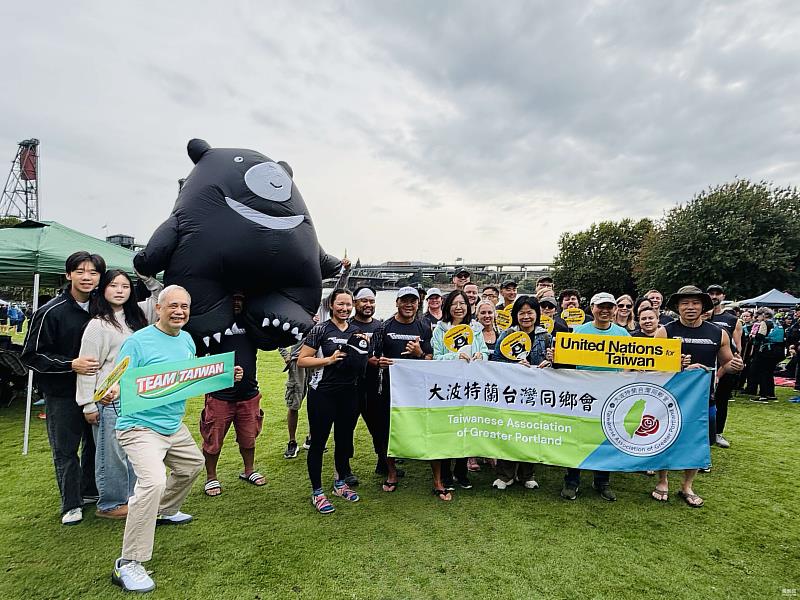 僑務委員會副委員長賴麗瑩（前排中）與Team Taiwan龍舟隊全體隊員合影，為選手們加油打氣。
