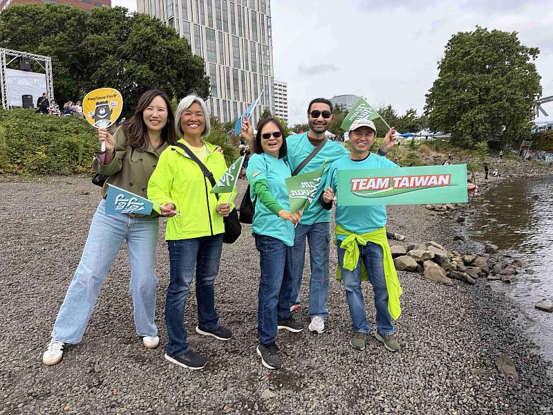 大波特蘭台灣同鄉會會長李旭東（右）帶領僑界代表們在河岸邊為Team Taiwan龍舟隊加油打氣。