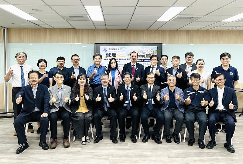 高雄醫學大學「生物醫學科技高階管理碩士在職專班」揭牌典禮,與會貴賓合影