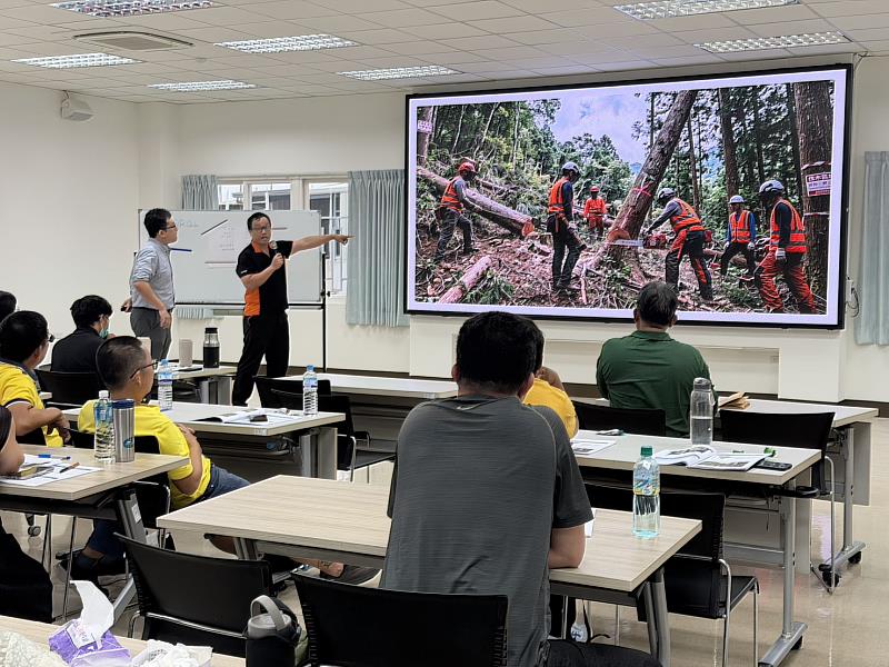 學員進行林業作業危害風險評估演練
