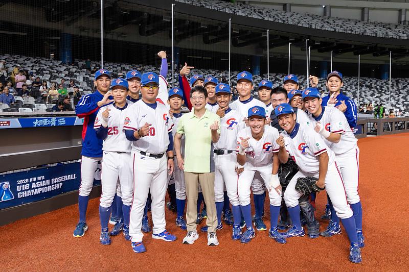 玉山盃為臺灣青棒國家隊選拔的重要舞臺,玉山金控董事長黃男州出席昨(13)日U18亞洲青棒錦標賽,臺灣代表隊獲得本屆賽事季軍佳績。(圖/玉山金控提供)