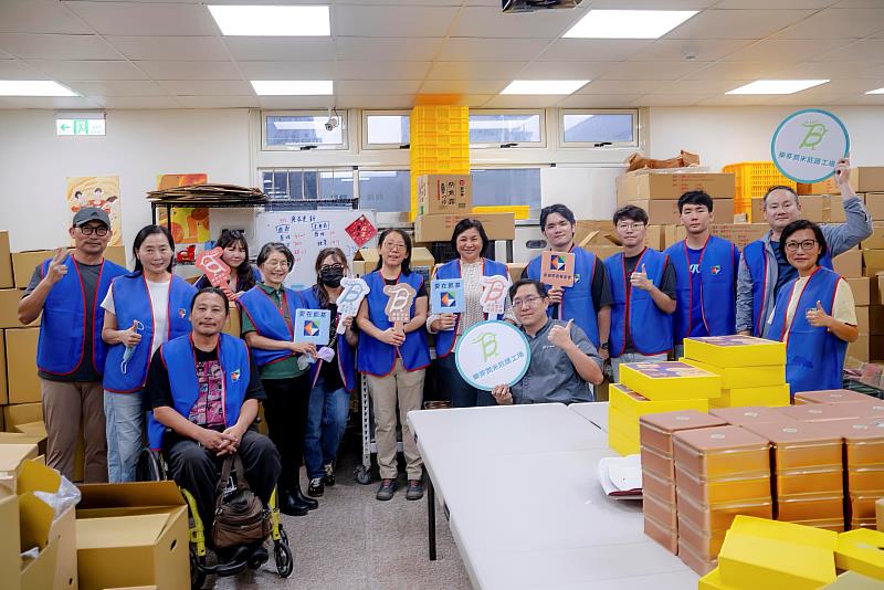 凱基志工協助庇護工廠製作並包裝中秋禮盒，並定期定額購買以支持身心障礙者就業。