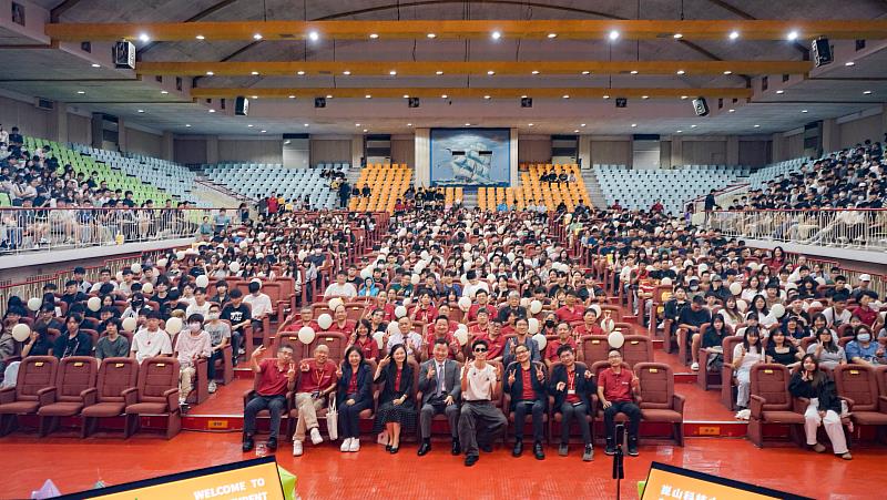 崑大始業典禮熱鬧登場！ U：NUS蔡承祐精彩開唱 全力挺新生追夢