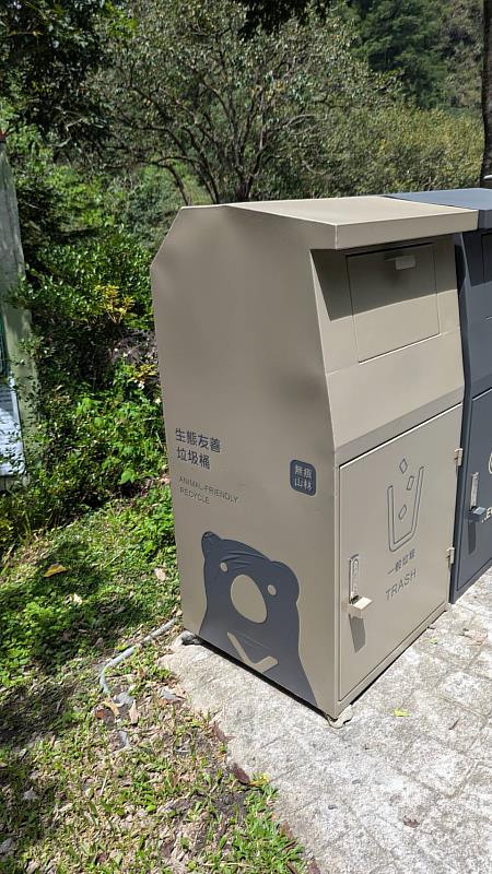 針對山區垃圾管理，林業保育署推動防熊垃圾桶布建，降低黑熊取得人類食物的誘因。