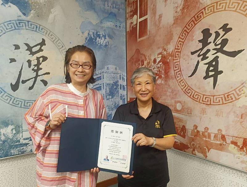台灣尤努斯基金會董事長蔡慧玲(左)頒贈廣播專訪感謝狀予國立中央大學認知神經科學研究所榮譽教授洪蘭(右)。