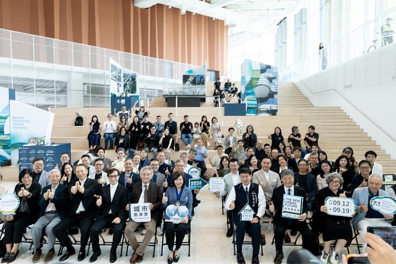 出席「城市新未來」特展開幕儀式的貴賓合影留念。