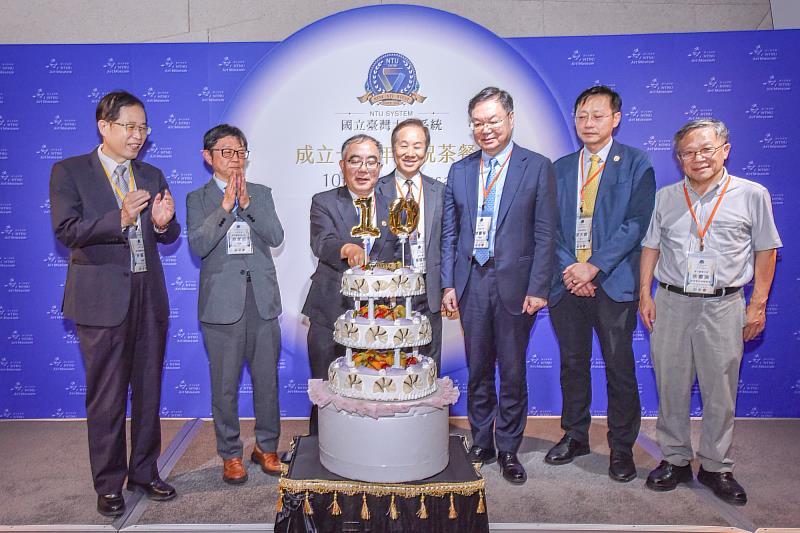國立臺灣大學系統的歷任校長，由左至右包括臺師大宋曜廷校長、臺科大顏家鈺校長、臺灣大學陳文章校長、臺師大前校長暨現任東海大學校長張國恩、臺科大前校長暨現任元智大學校長廖慶榮、臺灣大學前校長郭大維、臺灣大學前校長張慶瑞，共同切下三層大蛋糕，慶祝臺大系統十週歲生日。