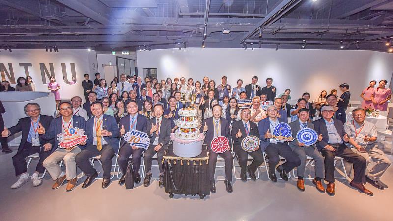 參與國立臺灣大學系統成立十週年慶全體師長合影