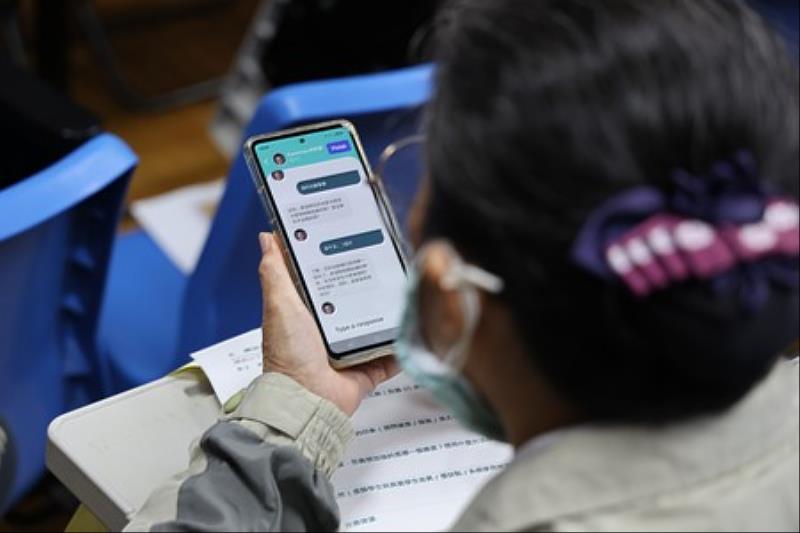 AI虛擬醫師選擇手機或電腦即便是不同場域，都能不設限讓標準化病人隨時練習教案劇本。