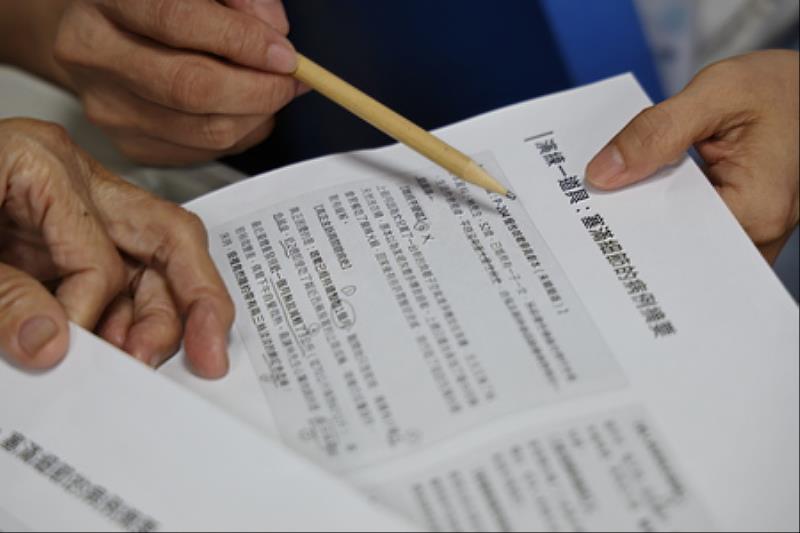 塞滿複雜細節與病史摘要的教案，志工必須在排練時將其消化內化，並果斷刪去可能干擾、影響考生判斷的無關，是標準化病人在OSCE演出及應對技巧的核心任務。