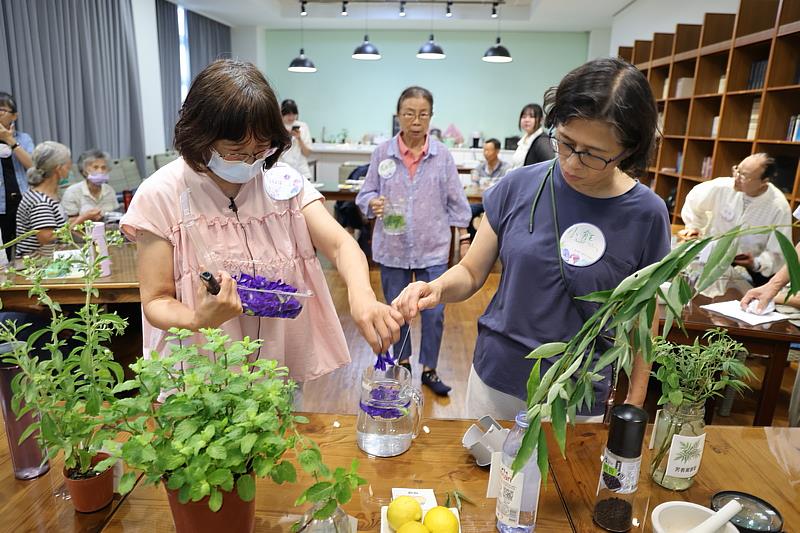 長者們在八周設計的課程中，透過正念以及接觸新事物，活絡人際互動並走出戶外，感受到由內到外的改變。