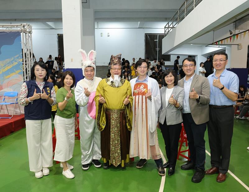 城市大學開學陸上奔月活動吸睛 實習及產業接軌亮眼