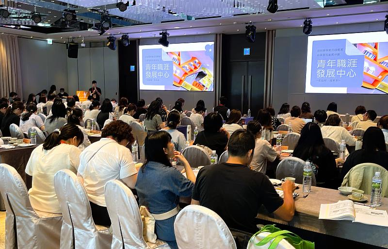 北分署介紹「青年職涯發展中心(YS)」等青年就業資源,協助學校依學生需求靈活運用,強化校園就業服務量能。