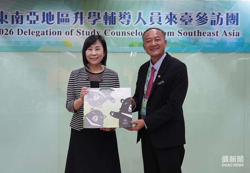 榮幼娥（左）代表僑委會致贈禮品予參訪團，由李明昌（右）代表接受。