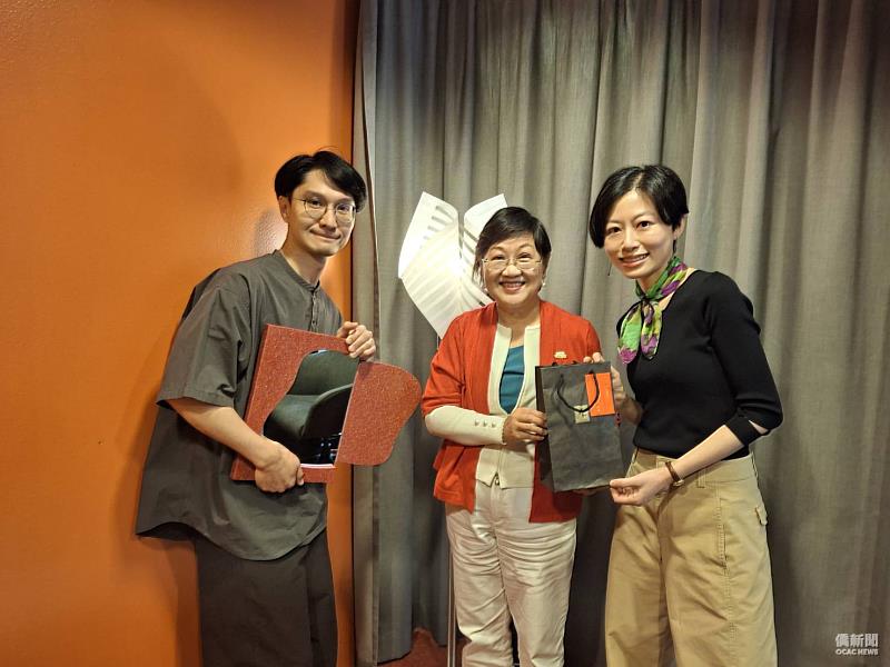 僑務委員會委員長徐佳青(中)與「Studio D-ja」設計事務所創業僑青合影