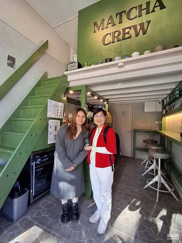 徐佳青與創辦「Matcha Crew」茶飲之僑青合影