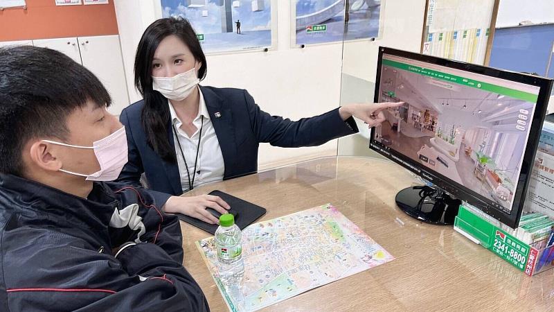 信義房屋表示，數位工具能協助買方在動身前先完成第一輪篩選，但實際的採光、通風與居住感受仍須現場確認。（圖為信義房屋大安延吉店專案經理劉恬敏）